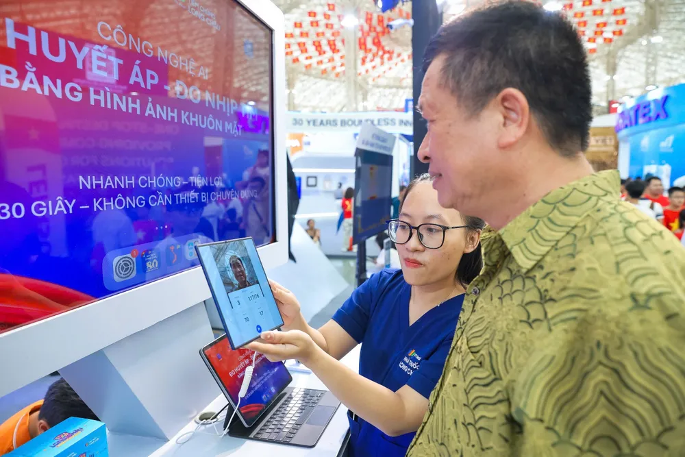 Clientes experimentam soluções de saúde remotas baseadas em IA com tecnologia de medição de pressão arterial por imagem facial na exposição Anh 4 FPT.jpg