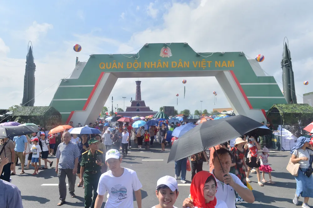តំបន់តាំងពិពណ៌ក្រៅរបស់ក្រសួងការពារជាតិតែងមានអ្នកចូលទស្សនាច្រើនកុះករ។ Trien lam khu BP 1.JPG