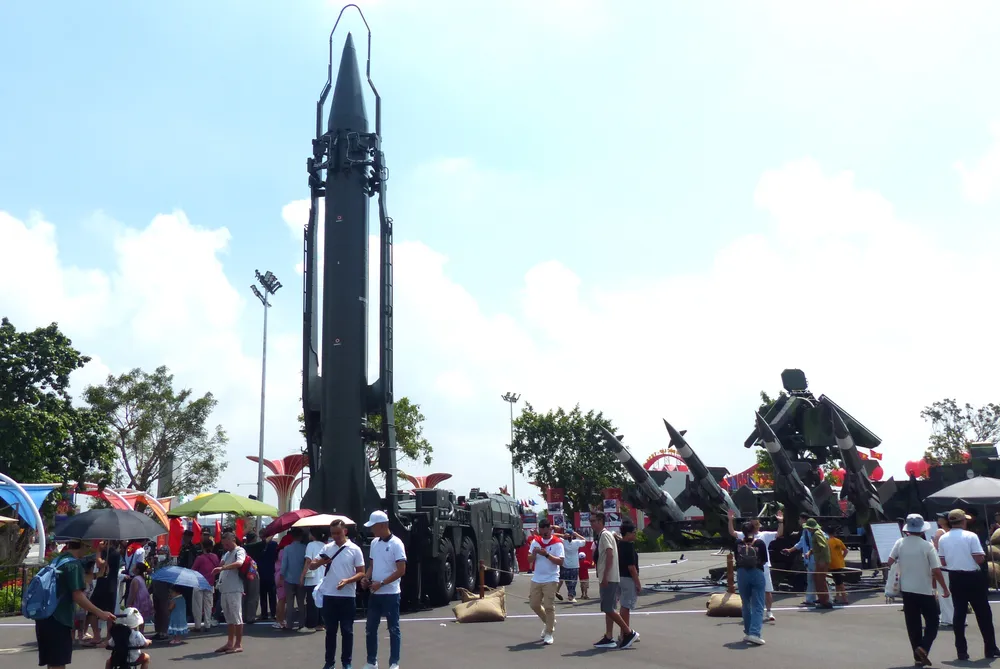 កាំជ្រួច Scud-B និងកាំជ្រួចការពារដែនអាកាស នៅឯពិព័រណ៍ Trien lam khu BP 13.JPG