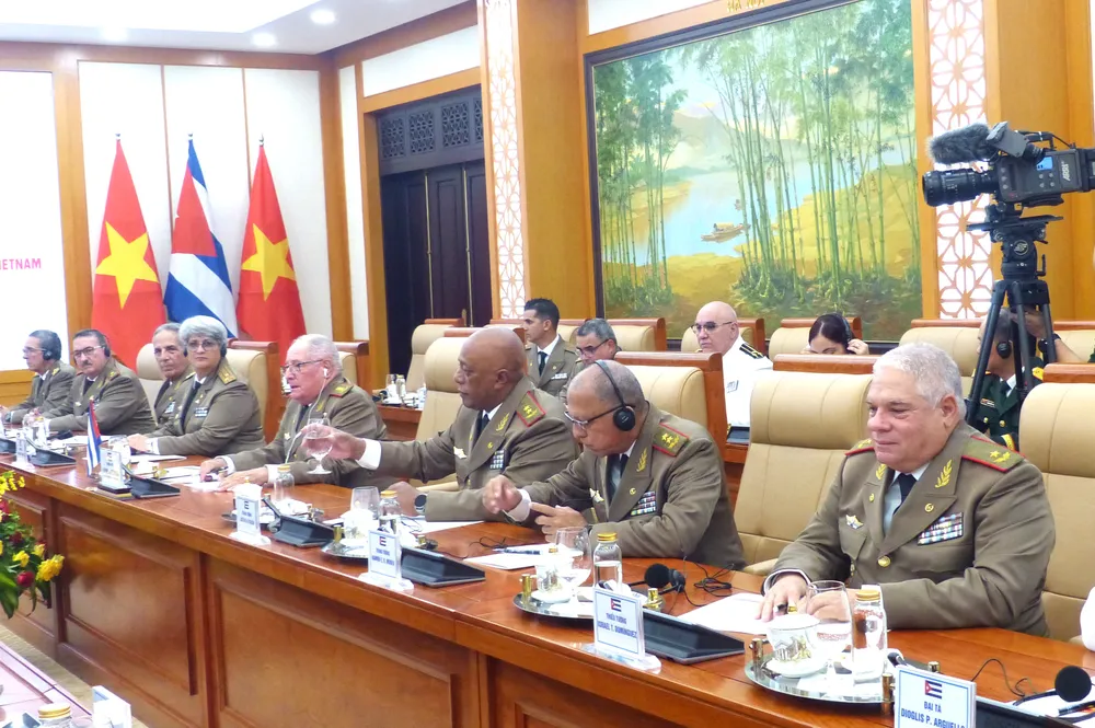 Đoàn đại biểu Bộ các Lực lượng vũ trang cách mạng Cuba tham gia hội đàm. Ảnh: TRẦN BÌNH Anh doan Bo QP Cuba 10.JPG