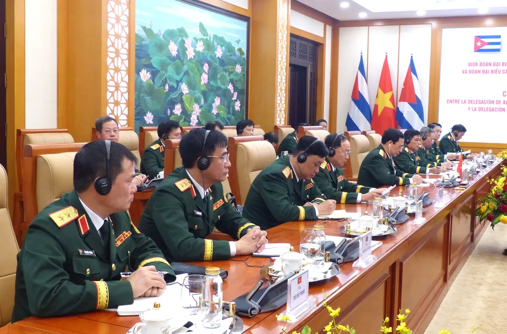 Đoàn lãnh đạo Bộ Quốc phòng Việt Nam tham gia hội đàm. Ảnh: TRẦN BÌNH Anh doan Bo QP Cuba 12.JPG