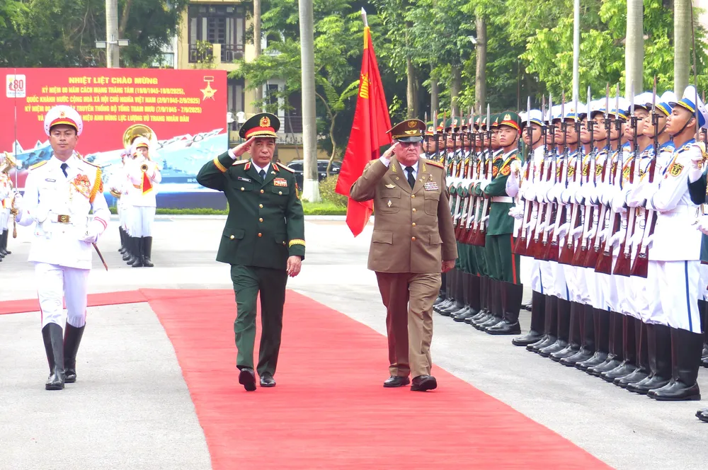 Đại tướng Phan Văn Giang và Thượng tướng Álvaro López Miera duyệt đội danh dự Quân đội nhân dân Việt Nam tại lễ đón. Ảnh: TRẦN BÌNH Anh doan Bo QP Cuba 2.JPG