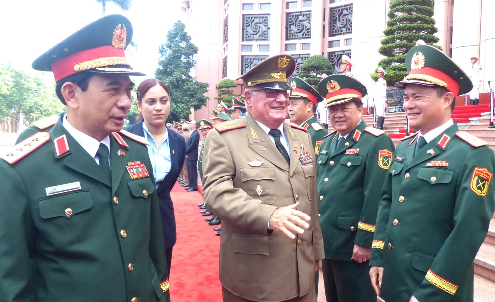 Thượng tướng Álvaro López Miera chào hỏi các đại biểu đoàn Bộ Quốc phòng Việt Nam tại lễ đón. Ảnh: TRẦN BÌNH Anh doan Bo QP Cuba 3.JPG