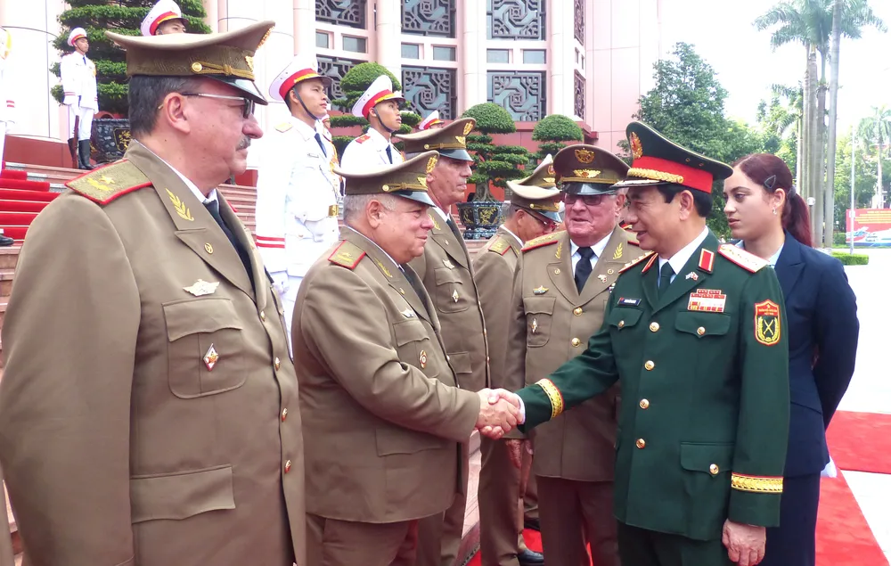 Đại tướng Phan Văn Giang chào hỏi các thành viên đoàn Bộ các Lực lượng vũ trang cách mạng Cuba tại lễ đón. Ảnh: TRẦN BÌNH Anh doan Bo QP Cuba 4.JPG