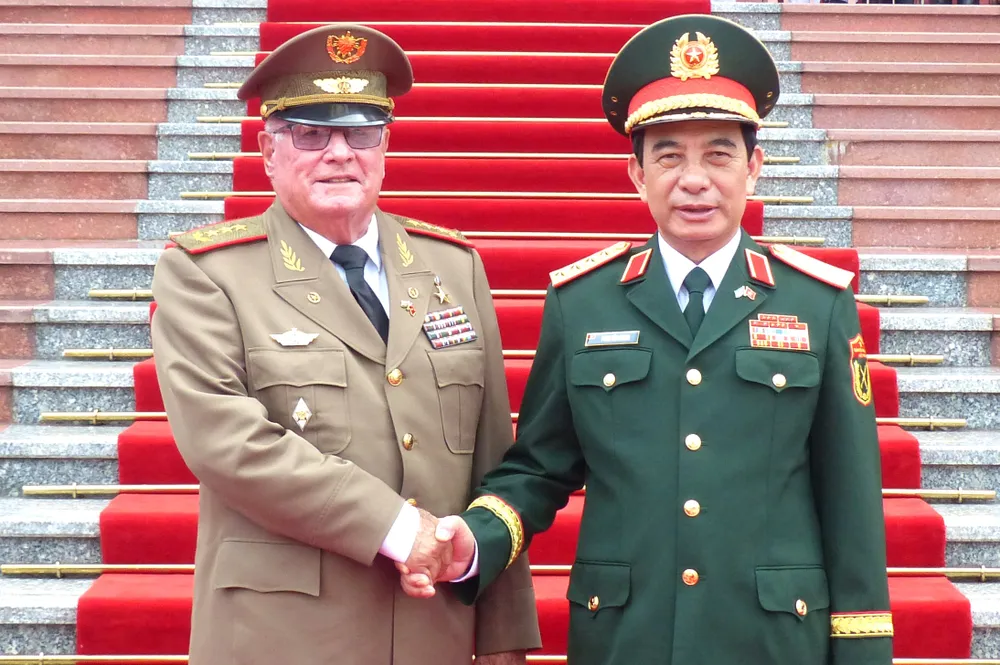 Đại tướng Phan Văn Giang và Thượng tướng Álvaro López Miera tại lễ đón. Ảnh: TRẦN BÌNH Anh doan Bo QP Cuba 5.JPG