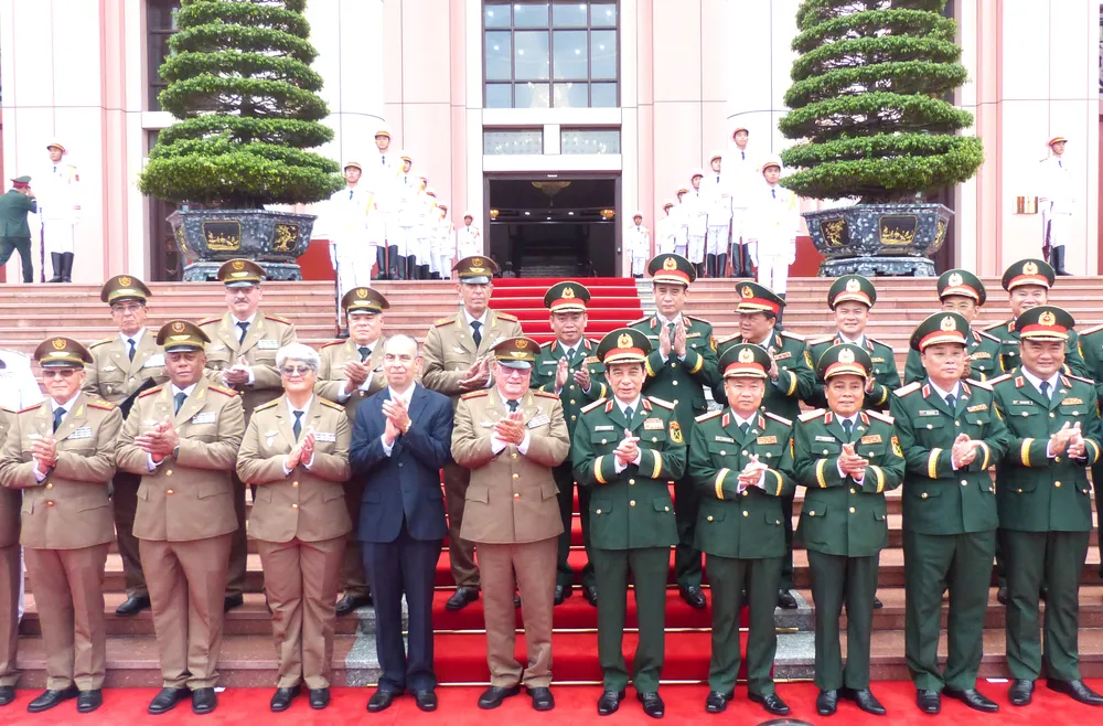 Đại tướng Phan Văn Giang và Thượng tướng Álvaro López Miera cùng các đại biểu quân đội hai nước tại lễ đón. Ảnh: TRẦN BÌNH Anh doan Bo QP Cuba 6.JPG