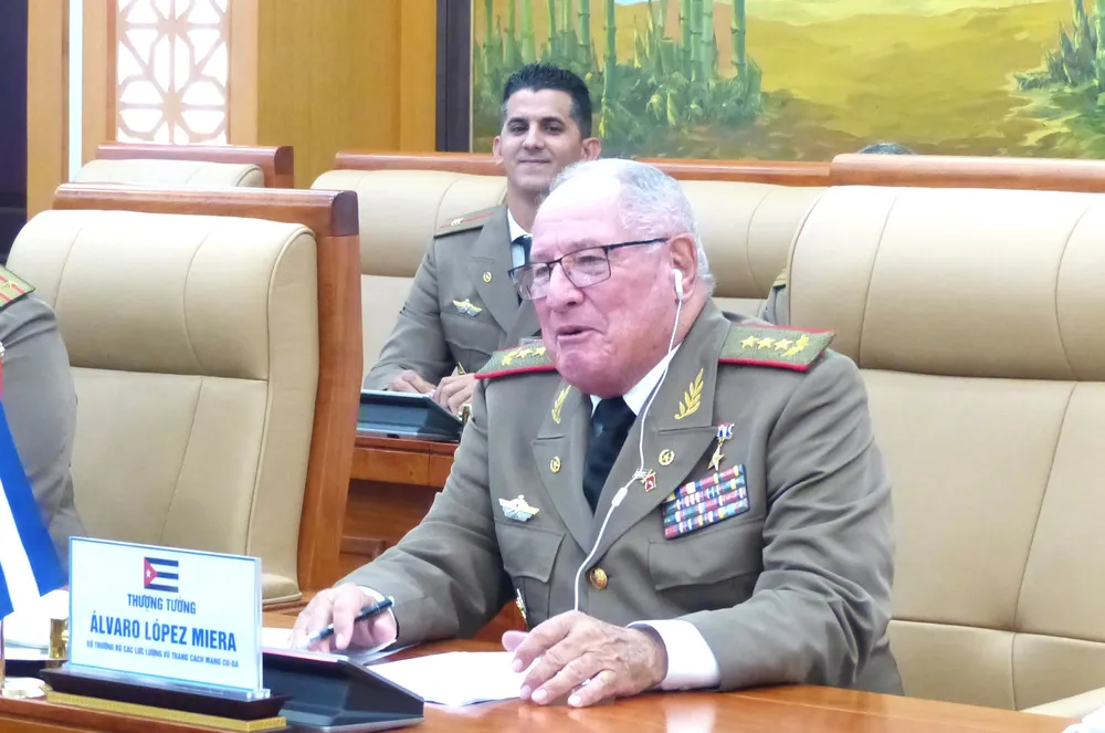 Thượng tướng Álvaro López Miera phát biểu tại hội đàm. Ảnh: TRẦN BÌNH Anh doan Bo QP Cuba 9.JPG