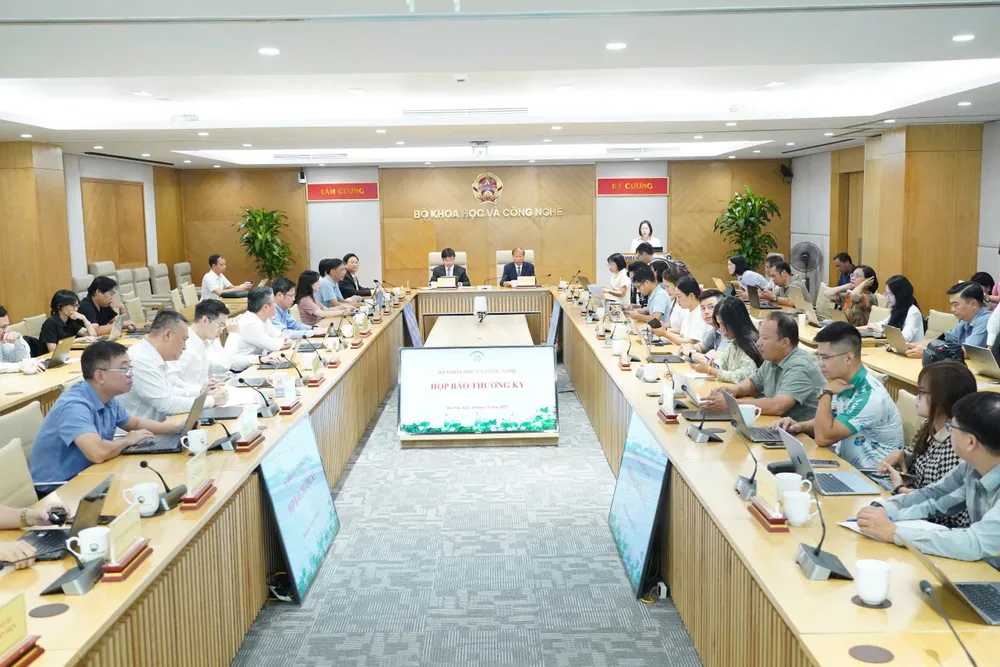 Quang cảnh cuộc họp báo Anh hop bao Bo KHCN thuong ky 2.jpg