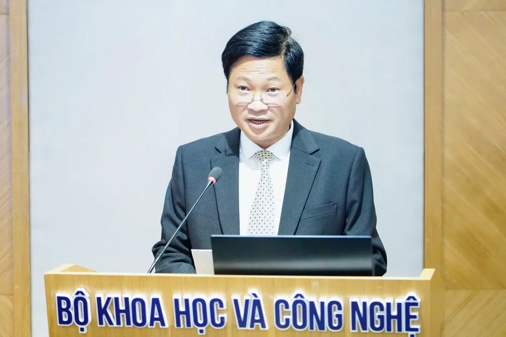 Ông Nguyễn Khắc Lịch, Cục trưởng Cục Công nghiệp công nghệ thông tin (Bộ KH-CN) giới thiệu về giải thưởng “Sản phẩm công nghệ số Make in Vietnam” năm 2025 Anh hop bao Bo KHCN thuong ky 3.jpg