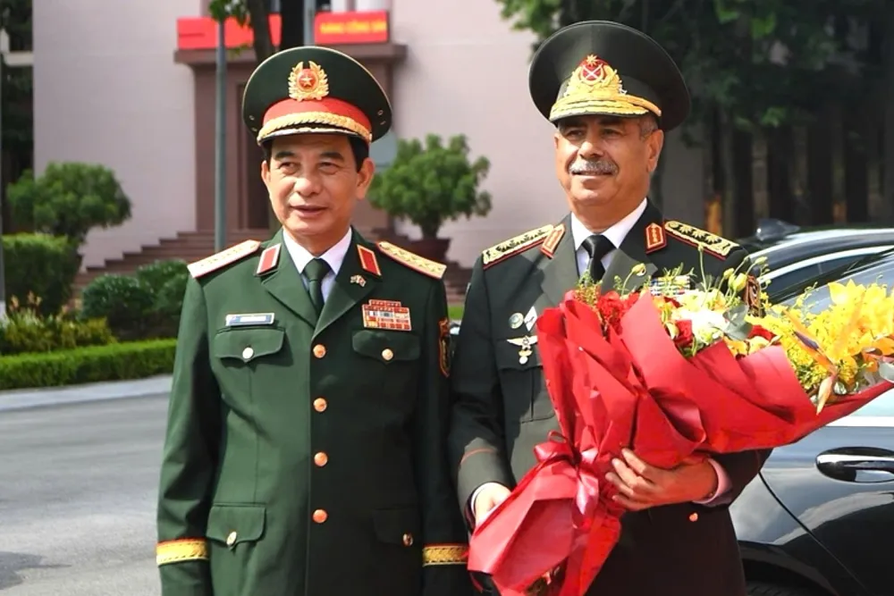 Đại tướng Phan Văn Giang tặng hoa Thượng tướng Zakir Hasanov tại lễ đón Doan QP Azerbaijan 1.jpg