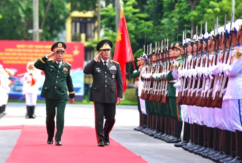 Đại tướng Phan Văn Giang và Thượng tướng Zakir Hasanov duyệt đội danh dự Quân đội nhân dân Việt Nam tại lễ đón Doan QP Azerbaijan 2.jpg