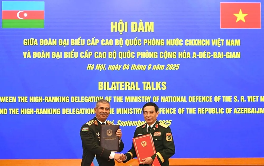 Đại tướng Phan Văn Giang và Thượng tướng Zakir Hasanov trao đổi Ý định thư giữa Bộ Quốc phòng hai nước về hợp tác đào tạo quân nhân Doan QP Azerbaijan 4.jpg