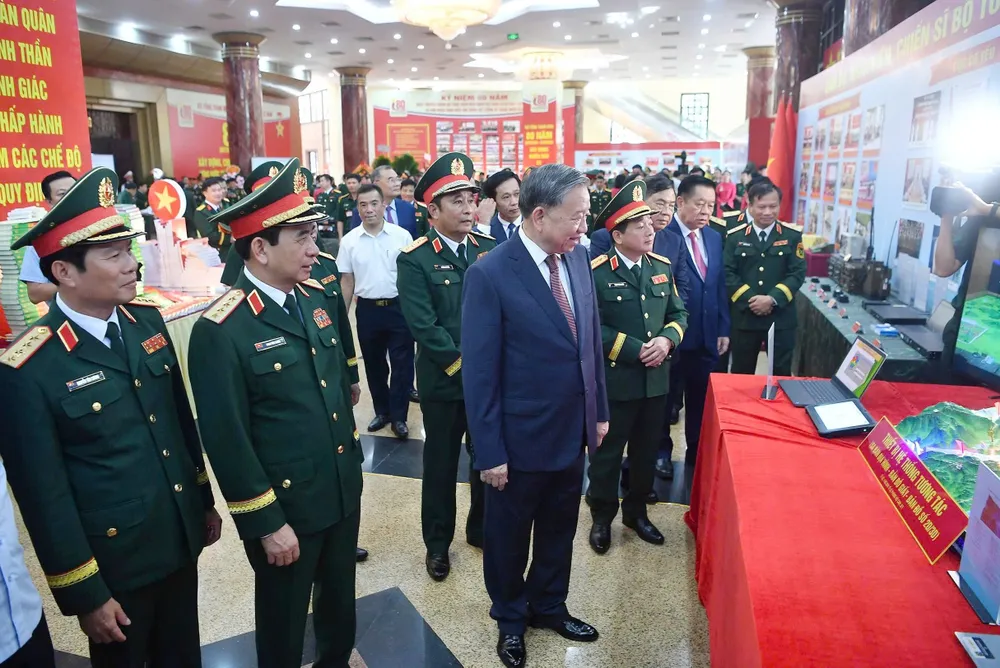 Tổng Bí thư Tô Lâm và các đại biểu tham quan khu trưng bày triển lãm tại buổi lễ. Ảnh: VIẾT CHUNG Anh 80 nam Bo TTTM 4.jpg