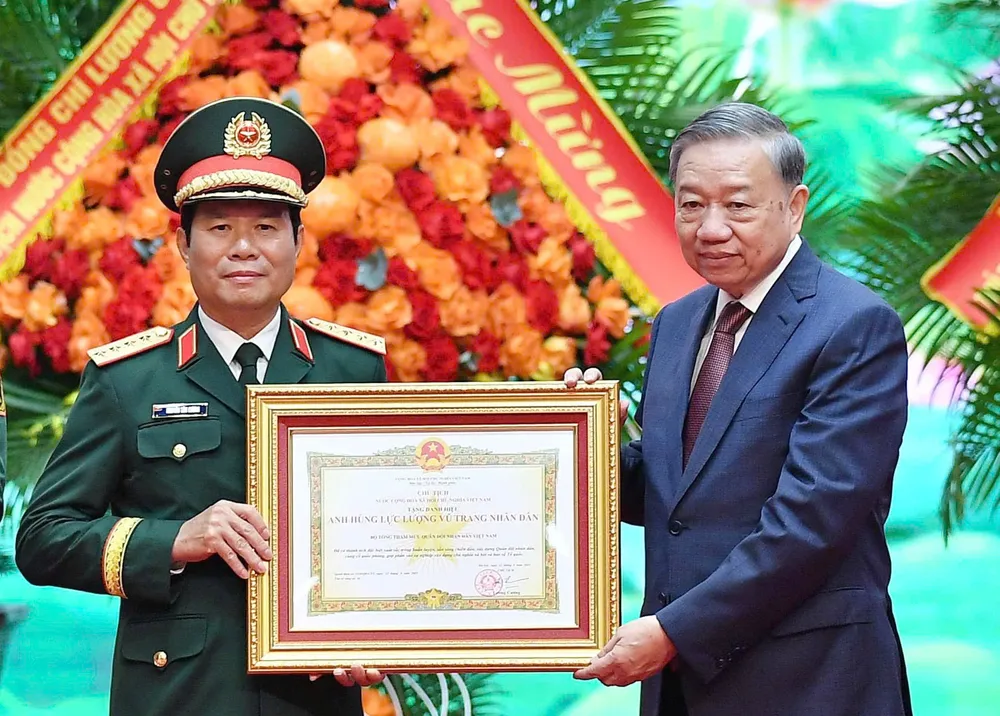 Tổng Bí thư Tô Lâm trao tặng danh hiệu Anh hùng Lực lượng vũ trang nhân dân cho BTTM QĐND Việt Nam tại buổi lễ, Ảnh: VIẾT CHUNG Anh 80 nam Bo TTTM 9.jpg