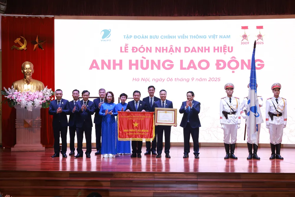 Thay mặt lãnh đạo Đảng, Nhà nước, Thủ tướng Phạm Minh Chính đã trao danh hiệu Anh hùng lao động tặng Tập đoàn VNPT tại buổi lễ VNPT ky niem 80 nam 4.JPG