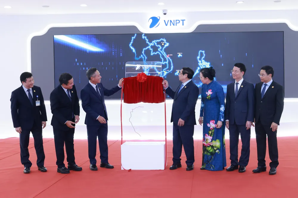 Tại sự kiện, Thủ tướng Phạm Minh Chính và các đại biểu thực hiện nghi thức gắn biển công trình cáp quang đất Việt Nam - Lào - Thái Lan - Malaysia - Singapore (VSTN) chào mừng Đại hội đại biểu Đảng bộ Chính phủ lần thứ I, nhiệm kỳ 2025-2030 VNPT ky niem 80 nam 6.JPG
