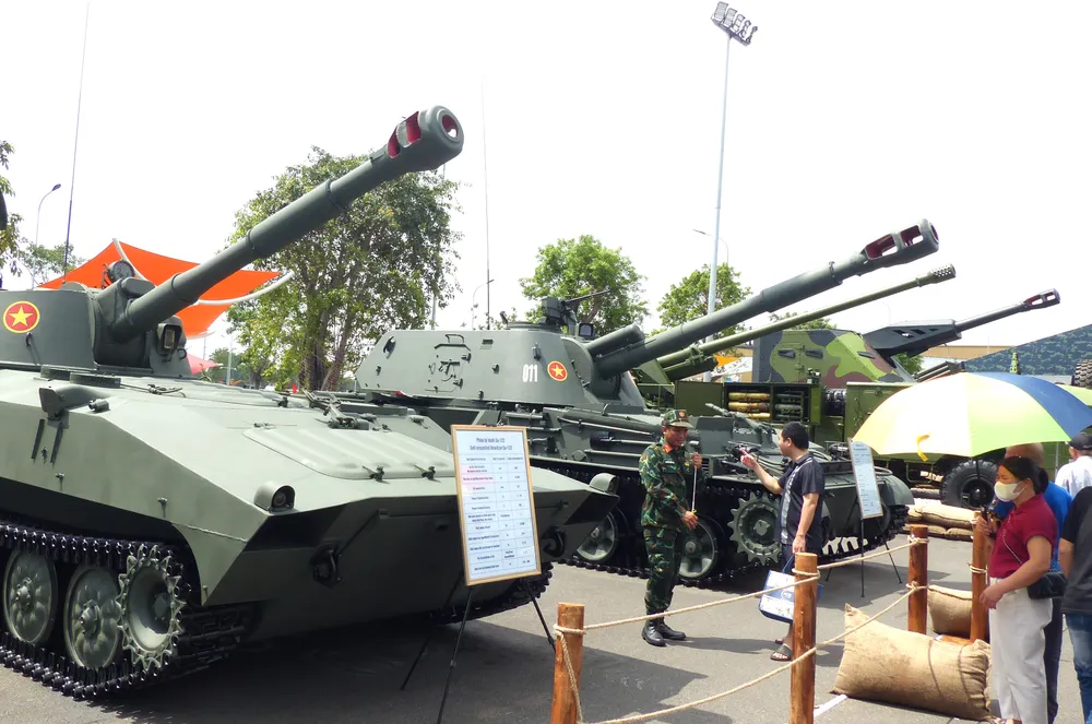 Giàn pháo tự hành tại triển lãm, tổ hợp bánh lốp của Viettel nằm ở cuối cùng, bìa phải Phao tu hanh VT 8.JPG