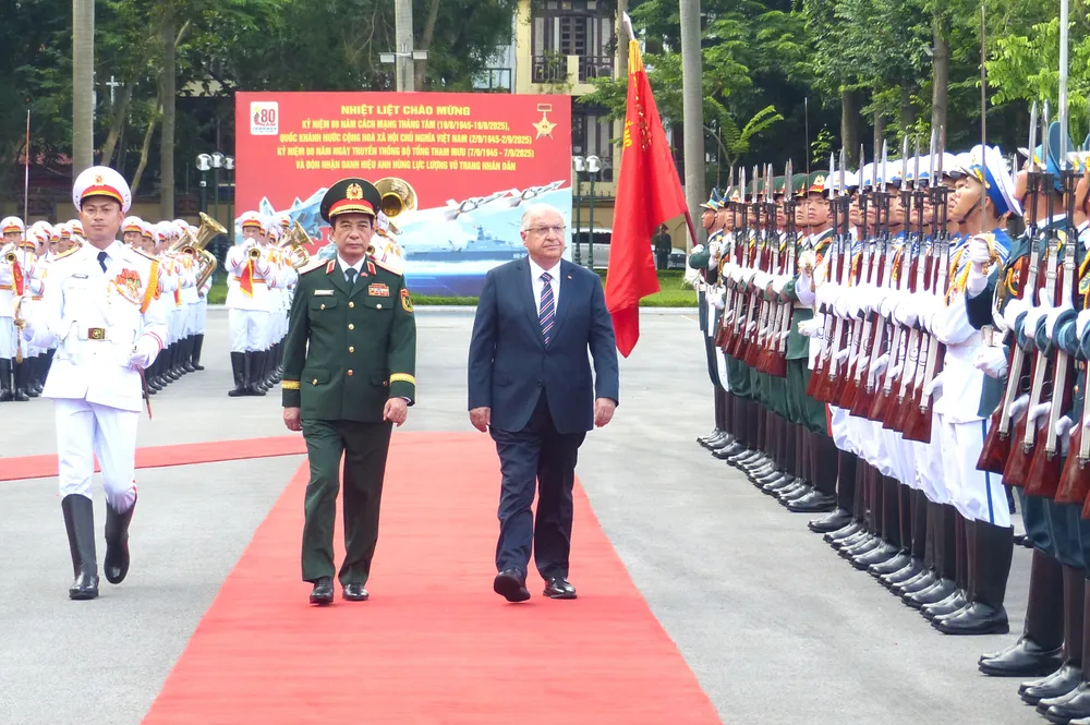 Bộ trưởng Bộ Quốc phòng Phan Văn Giang và Bộ trưởng Yasar Guler duyệt đội danh dự Quân đội nhân dân Việt Nam tại lễ đón. Ảnh: TRẦN BÌNH Bo truong QP Tho Nhi Ky 1.JPG