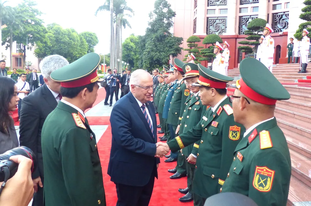 Bộ trưởng Yasar Guler chào đoàn đại biểu cấp cao Bộ Quốc phòng Việt Nam tại lễ đón. Ảnh: TRẦN BÌNH Bo truong QP Tho Nhi Ky 3.JPG