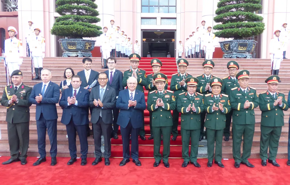 Bộ trưởng Phan Văn Giang và Bộ trưởng Yasar Guler cùng các đại biểu hai bên tại lễ đón. Ảnh: TRẦN BÌNH Bo truong QP Tho Nhi Ky 5.JPG