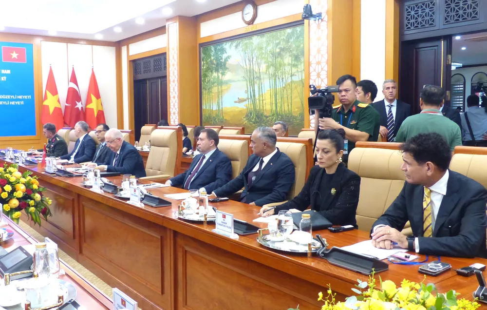 Đoàn Bộ Quốc phòng Thổ Nhĩ Kỳ tham gia hội đàm. Ảnh: TRẦN BÌNH Bo truong QP Tho Nhi Ky 9.JPG