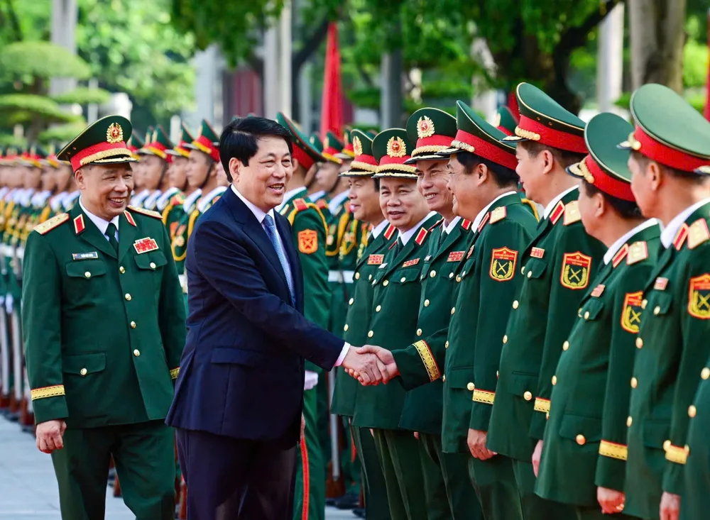 Chủ tịch nước Lương Cường đến dự lễ khai giảng năm học mới của Học viện Quốc phòng, sáng 15-9. Ảnh: VIẾT CHUNG CTN du le Hoc vien QP 2.jpg