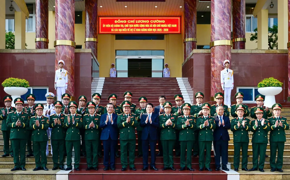 Chủ tịch nước Lương Cường và các đại biểu tham dự buổi lễ. Ảnh: VIẾT CHUNG CTN du le Hoc vien QP 3.jpg
