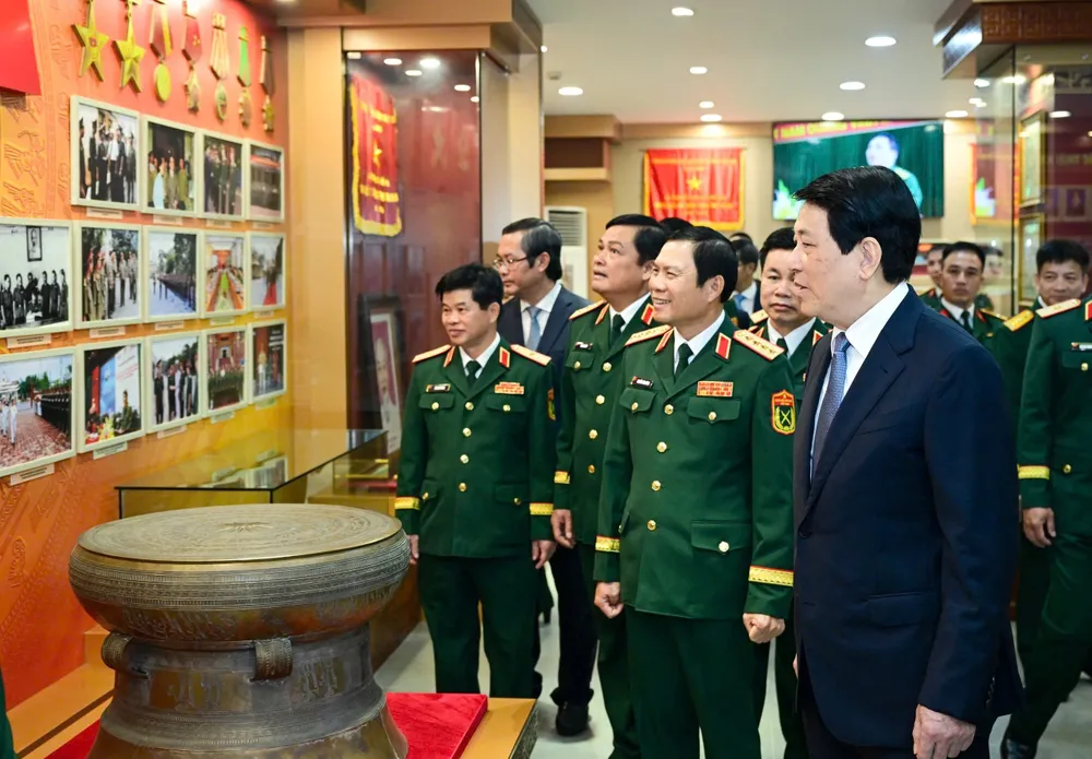 Chủ tịch nước Lương Cường và các đại biểu tham quan phòng truyền thống Học viện Quốc phòng. Ảnh: VIẾT CHUNG CTN du le Hoc vien QP 4.jpg