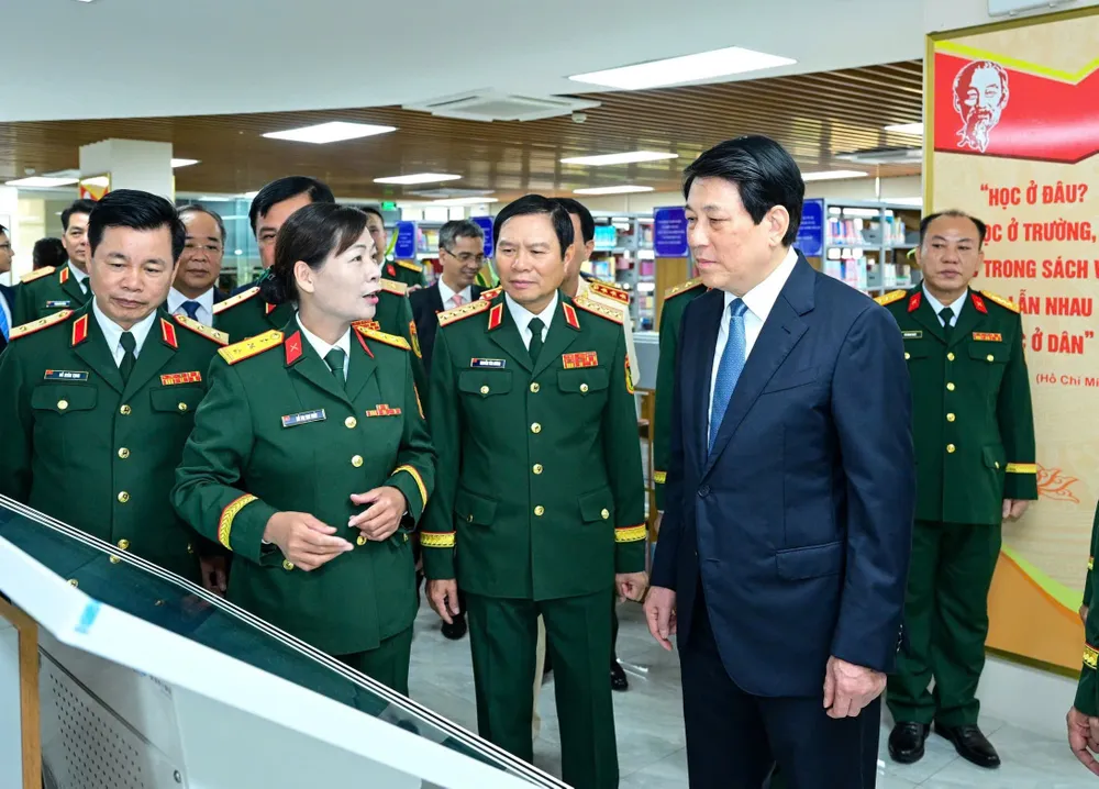 Chủ tịch nước Lương Cường và các đại biểu tham quan thư viện Học viện Quốc phòng. Ảnh: VIẾT CHUNG CTN du le Hoc vien QP 5.jpg