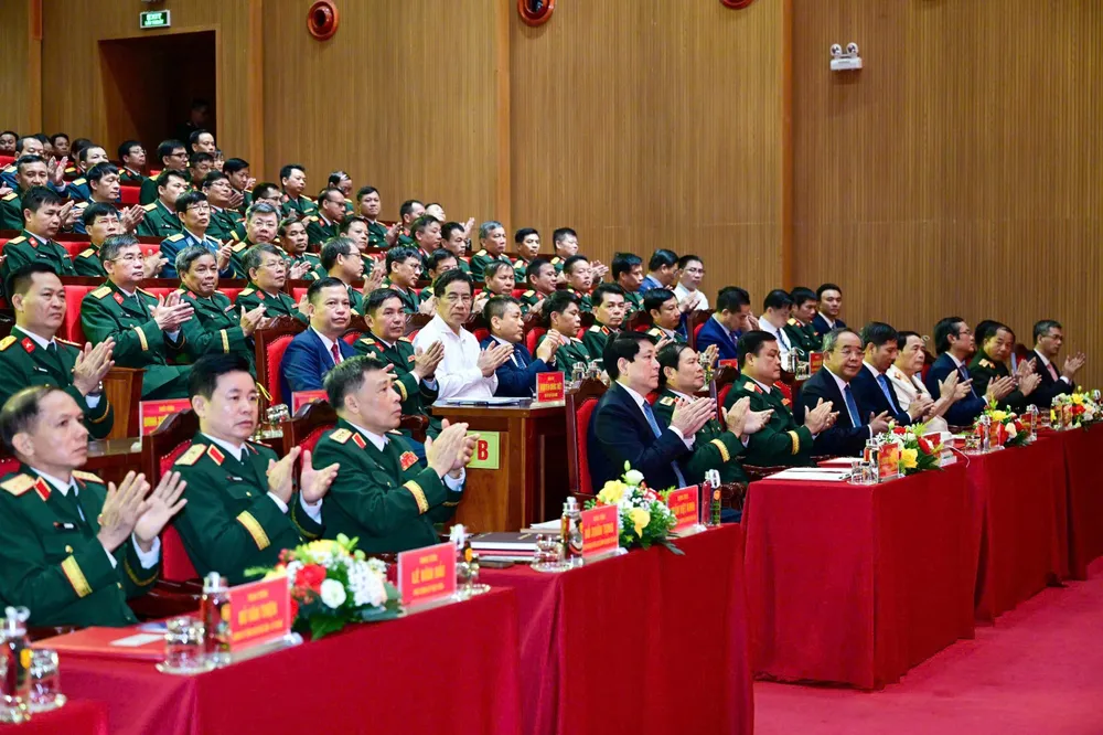Chủ tịch nước Lương Cường và các đại biểu tham dự buổi lễ. Ảnh: VIẾT CHUNG CTN du le Hoc vien QP 6.jpg