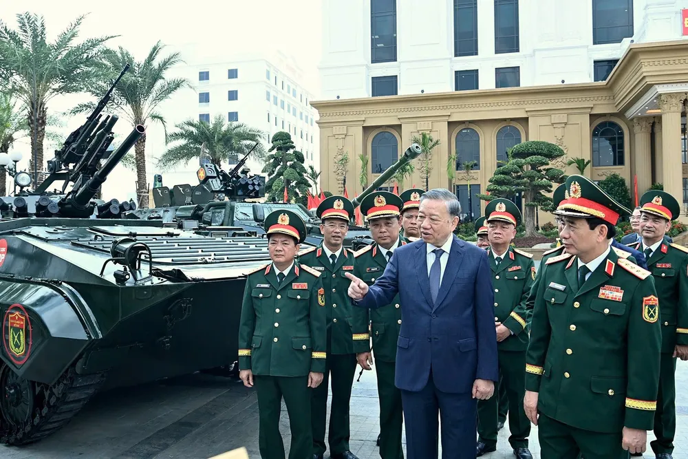 Tổng Bí thư Tô Lâm tham quan các loại vũ khí do ngành Tổng cục Công nghiệp quốc phòng sản xuất trưng bày tại buổi lễ. Ảnh: VIẾT CHUNG Tong cuc CNQP 3.jpg