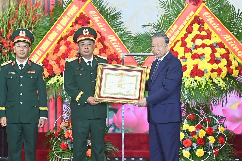 Tổng Bí thư Tô Lâm trao danh hiệu Anh hùng Lực lượng vũ trang nhân dân tặng Tổng cục Công nghiệp Quốc phòng tại buổi lễ. Ảnh: VIẾT CHUNG Tong cuc CNQP 8.jpg