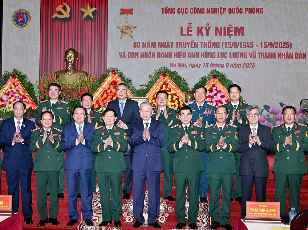 Tổng Bí thư Tô Lâm cùng các đại biểu tại buổi lễ. Ảnh: VIẾT CHUNG Tong cuc CNQP 9.jpg