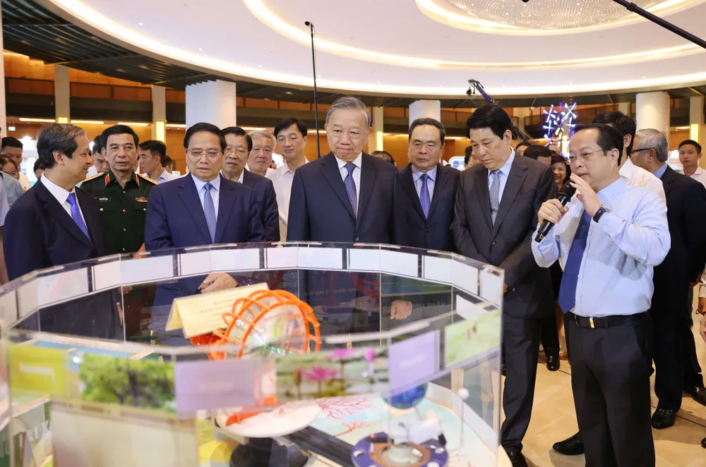 Tổng Bí thư Tô Lâm cùng các đại biểu tham quan triển lãm. Ảnh: QUANG PHÚC Anh HN quan triet 4 NQ 1.jpg