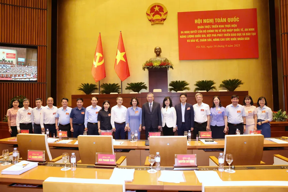 អគ្គលេខាធិការ To Lam និងគណៈប្រតិភូចូលរួមសន្និសីទ។ រូបថត៖ QUANG PHUC Anh HN quan triet 4 NQ 17.jpg