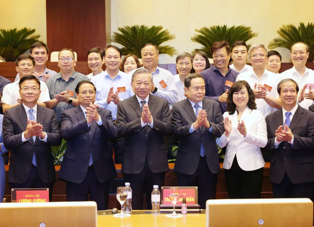 អគ្គលេខាធិការ To Lam និងគណៈប្រតិភូចូលរួមសន្និសីទ។ រូបថត៖ QUANG PHUC Anh HN quan triet 4 NQ 26.jpg