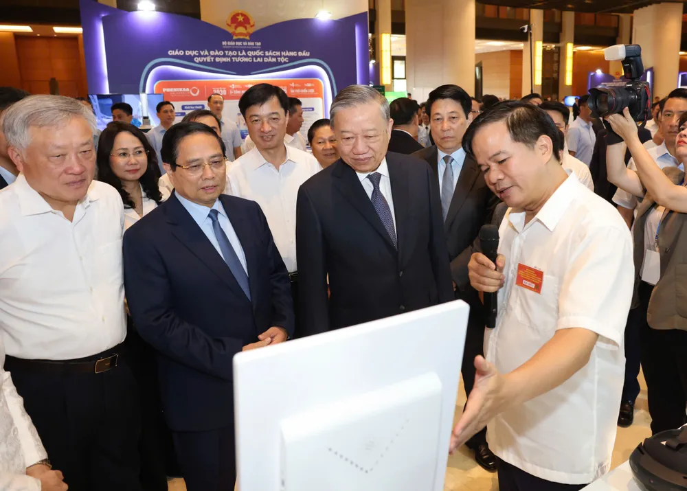 Tổng Bí thư Tô Lâm cùng các đại biểu tham quan triển lãm. Ảnh: QUANG PHÚC Anh HN quan triet 4 NQ 3.jpg