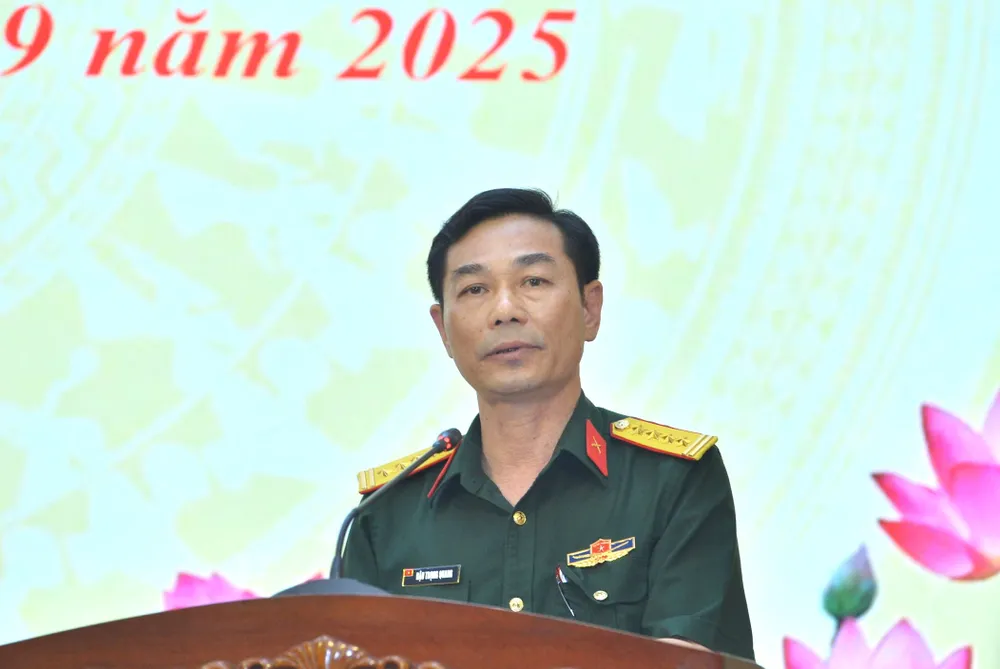 Đại tá Đậu Trọng Quang phát biểu tại cuộc họp báo Hop bao DH Dang bo Quan doi 2.jpg