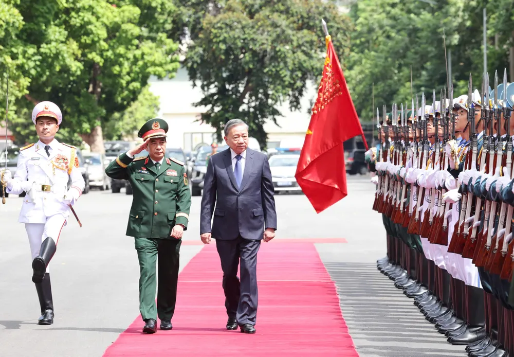 Tổng Bí thư Tô Lâm duyệt đội danh dự Quân đội nhân dân Việt Nam tại đại hội. Ảnh: QUANG PHÚC DH Thi dua Quyet thang toan quan 1.jpg
