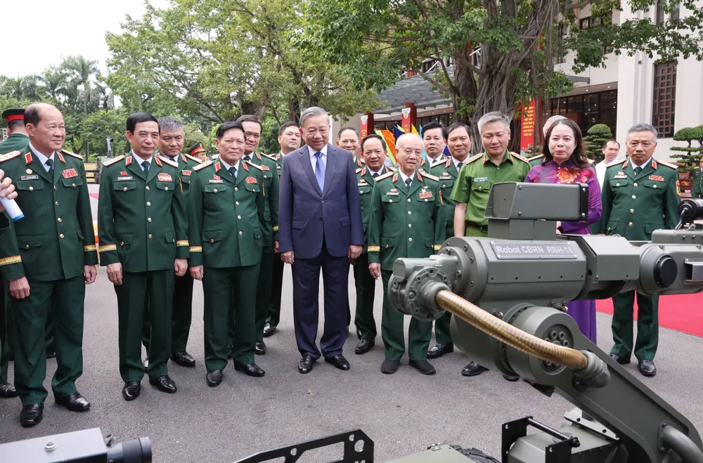 Tổng Bí thư Tô Lâm và các đại biểu tham quan triển lãm trước giờ khai mạc đại hội. Ảnh: QUANG PHÚC DH Thi dua Quyet thang toan quan 12.jpg