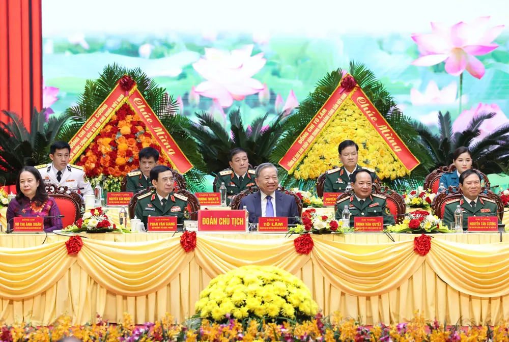 Tổng Bí thư Tô Lâm tham gia Đoàn Chủ tịch đại hội. Ảnh: QUANG PHÚC DH Thi dua Quyet thang toan quan 23.jpg