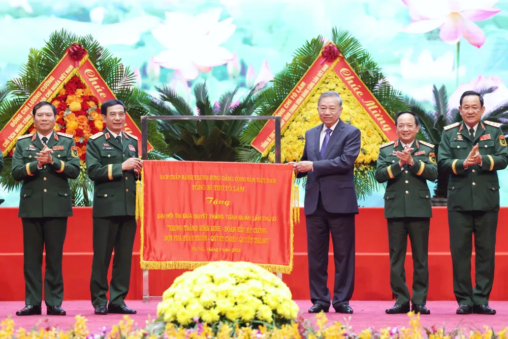Tổng Bí thư Tô Lâm trao tặng bức trướng cho đại hội. Ảnh QUANG PHÚC DH Thi dua Quyet thang toan quan 24.jpg