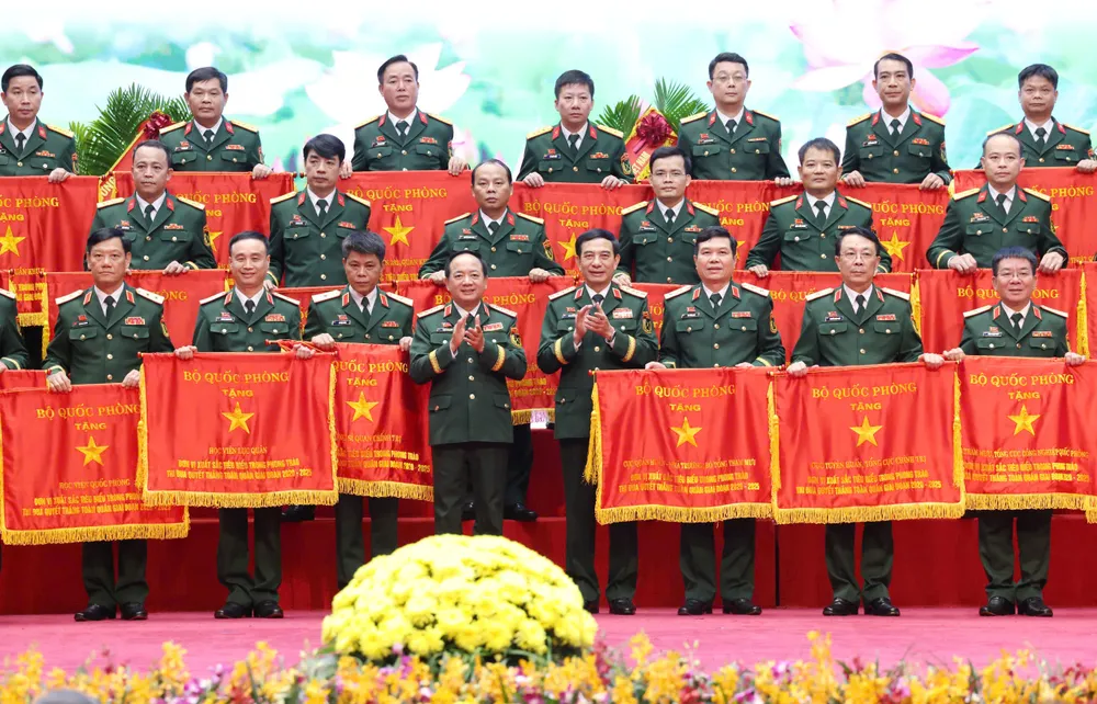 Đại tướng Phan Văn Giang và Đại tướng Trịnh Văn Quyết trao Cờ thi đua cho các tập thể tại đại hội. Ảnh: QUANG PHÚC DH Thi dua Quyet thang toan quan 28.jpg