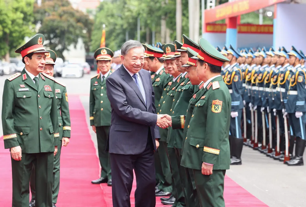 Lãnh đạo Bộ Quốc phòng đón Tổng Bí thư Tô Lâm tới dự đại hội. Ảnh: QUANG PHÚC DH Thi dua Quyet thang toan quan 3.jpg