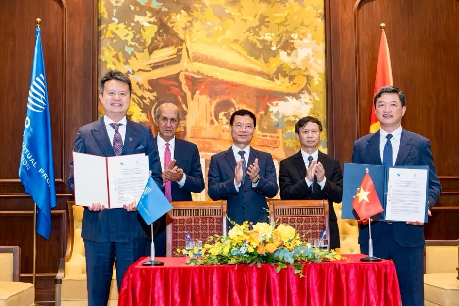 Lãnh đạo Cục Sở hữu trí tuệ Việt Nam và WIPO trao đổi Bản ghi nhớ hợp tác toàn diện trong lĩnh vực sở hữu trí tuệ. Ảnh: MST Anh Bo KHCN - WIPO 3.jpeg