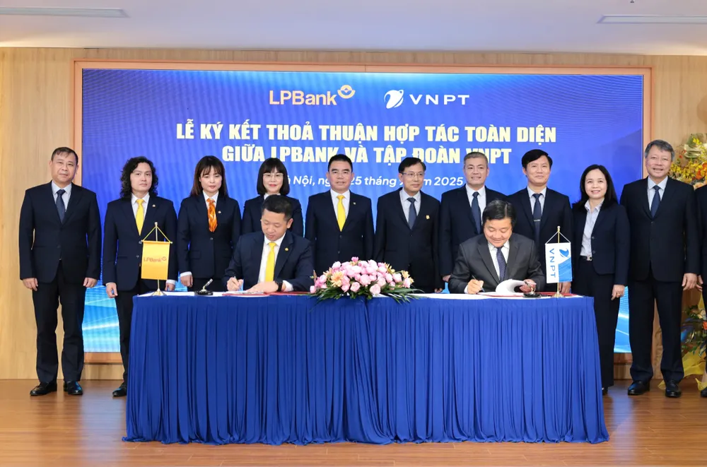 Ông Vũ Quốc Khánh, Tổng Giám đốc LPBank và ông Huỳnh Quang Liêm, Tổng Giám đốc VNPT ký kết thỏa thuận hợp tác giữa hai bên Lễ ký kết giữa VNPT và LPBank 2.jpg