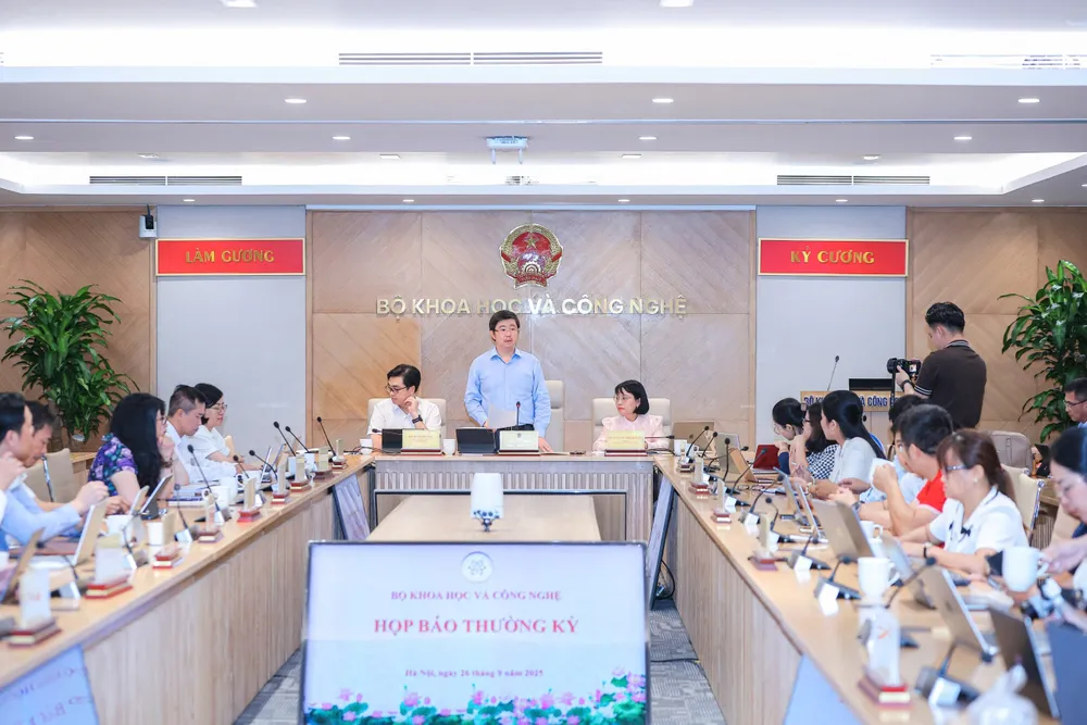 Thứ trưởng Bùi Hoàng Phương chủ trì cuộc họp báo Anh hop bao MST 1.jpg