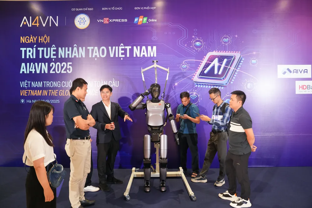 Các đại biểu tham quan và trao đổi tại triển lãm ở AI4VN 2025 Ngay hoi AI4VN 1.jpg