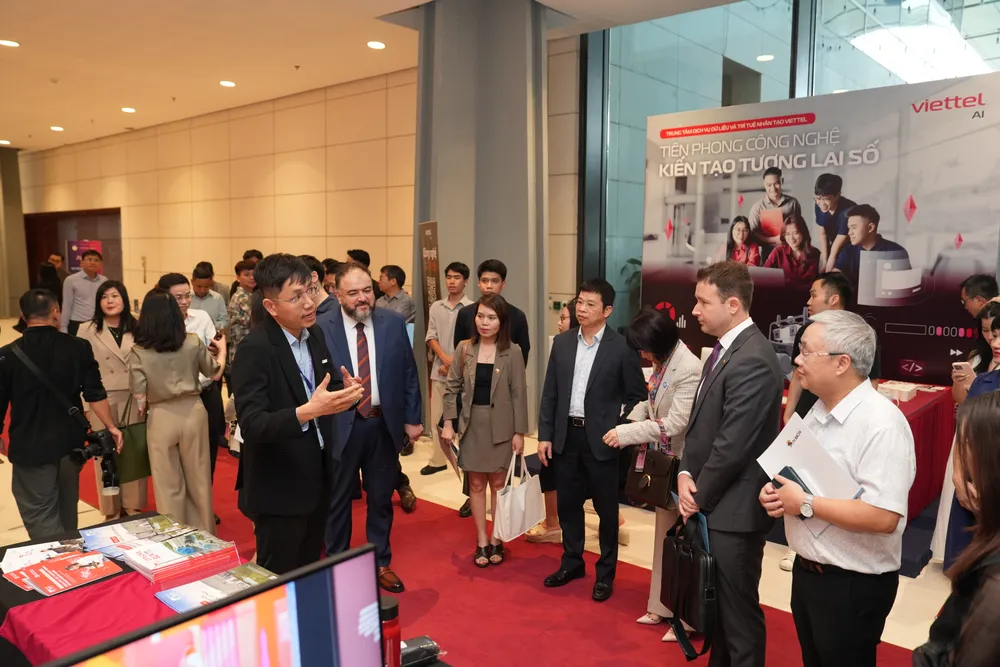 Các đại biểu tham quan và trao đổi tại triển lãm ở AI4VN 2025 Ngay hoi AI4VN 2.jpg