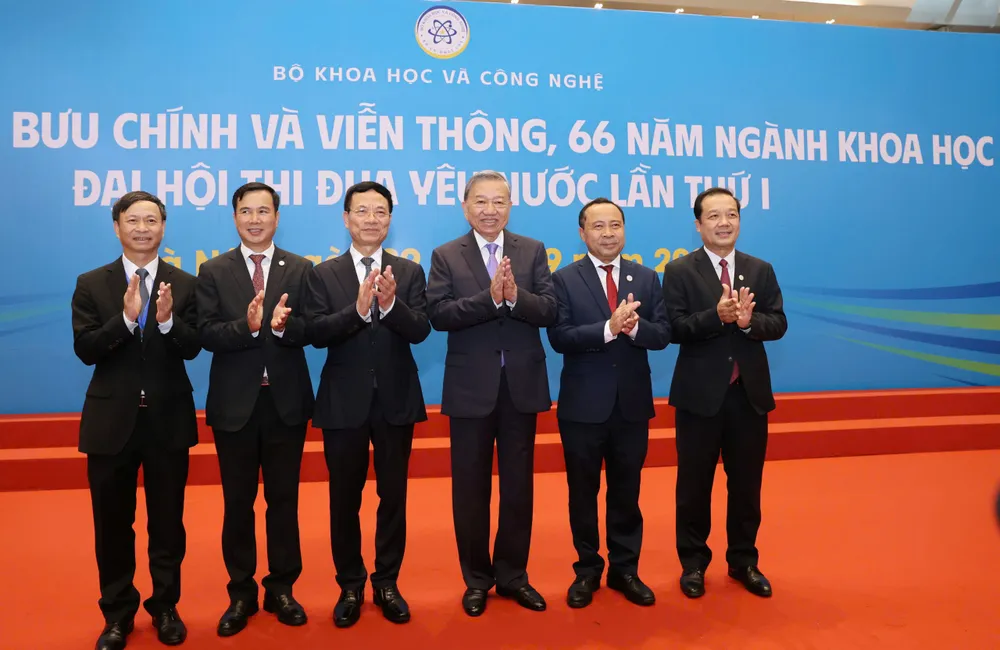 Tổng Bí thư Tô Lâm và lãnh đạo Bộ KH-CN tại sự kiện. Ảnh: QUANG PHÚC Anh Ky niem Bo KHCN 10.jpg